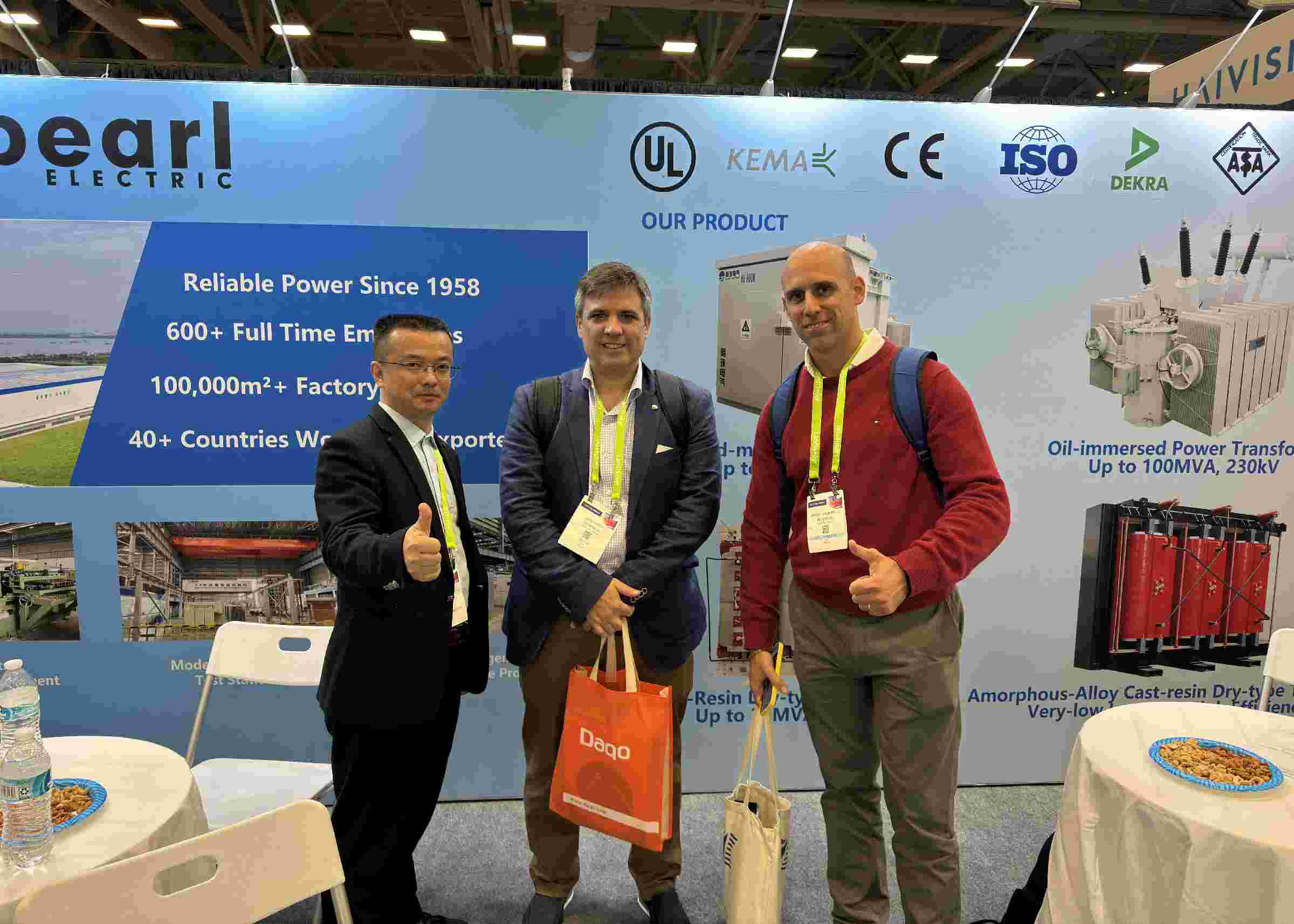 Ingeniero de ventas de transformadores posando para una foto con un cliente